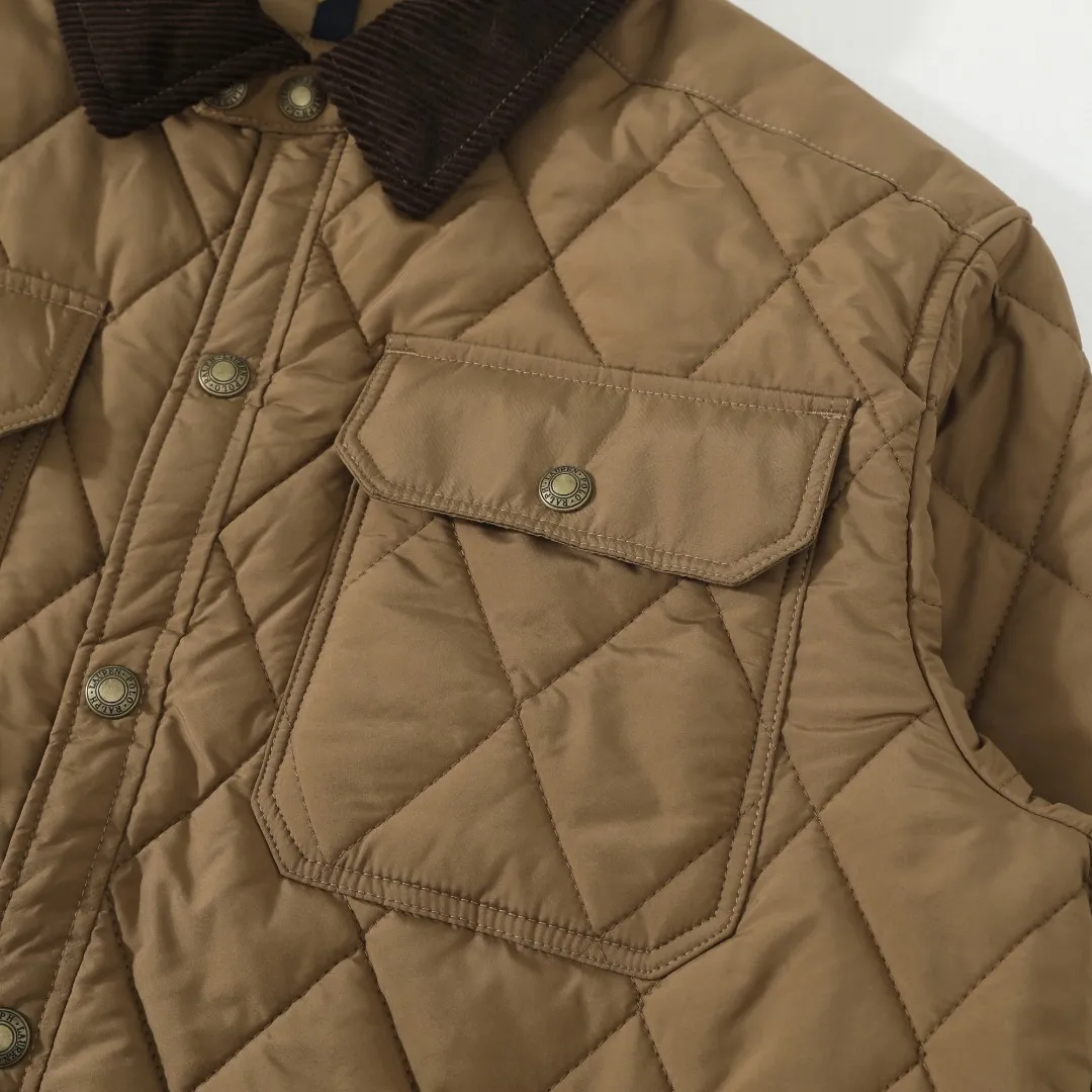 P370 #59 Ralph Lauren classic rhombus quilted cotton jacket for men and women. Inspired by retro workwear, it blends with contemporary British style. The imported machine-pressed rhombus quilting is accurately aligned, and the three-dimensional H-shaped tailoring is neat and slim. It is not bulky when layered in autumn and winter, and still maintains a light style.  Texture is reflected in the details: customized metal buckles, corduroy lapels, breathable eyelets under the arms, and slits on the hem, all replicating the brand's high-end genes. All excipients are standardized!  Five colors to choose from: black/khaki/brown/green/navy blue, easy to switch between commuting, leisure, and travel occasions. Function and appearance coexist: 37.5°C temperature control black technology, breathable and moisture-proof, anti-slip cotton patented fabric, temperature-locking, soft and waxy, durable and stylish. A retro warm-keeping item that can handle low temperatures calmly. The details are all made of craftsmanship, and the style has no limits. It has a classy look that will turn heads.  Color: Khaki Black Navy Green Brown Size: S M L